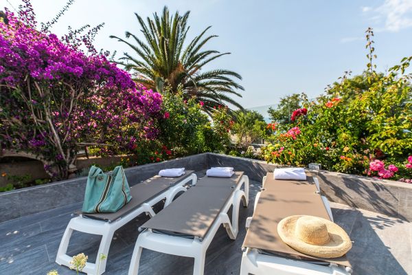 Détente au bord de la piscine de l'hôtel à Calvi