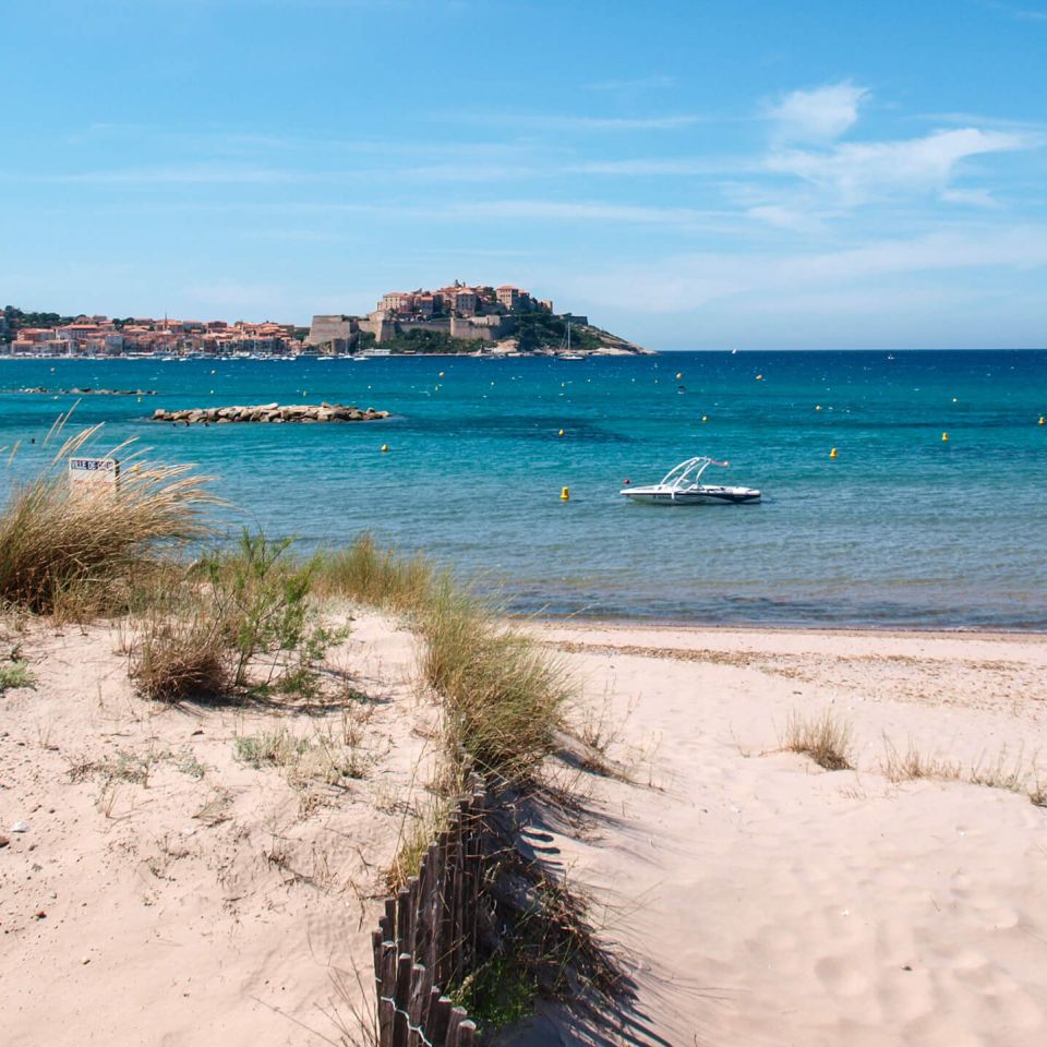 Plage de Calvi, baie de Calvi et citadelle